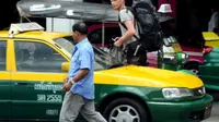 Dipuji, Sopir Taksi Kembalikan Uang Rp 102 Juta Milik Penumpang