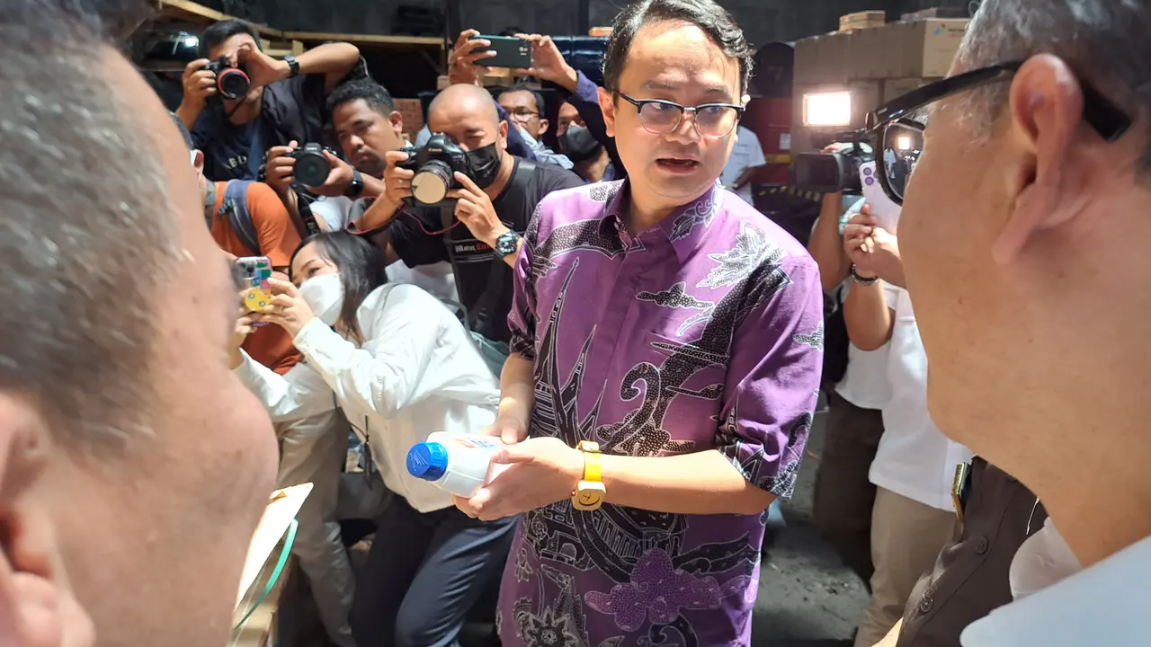 Kemendag Gerebek Pabrik Pembuat Oli Palsu di Tangerang