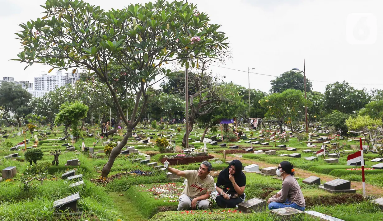 Tradisi ziarah kubur dilakukan untuk mengenang serta mendoakan orang tua, kerabat, saudara, atau keluarga yang sudah meninggal dunia. (Liputan6.com/Angga Yuniar)
