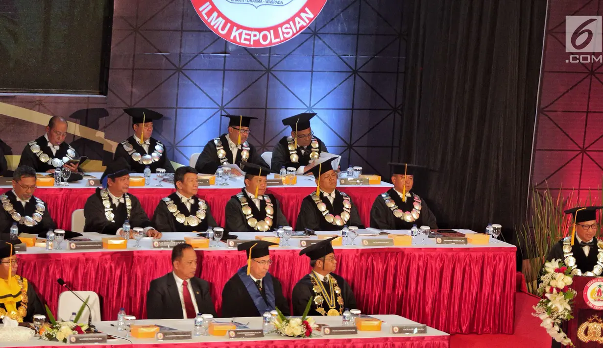 Kapolri Jenderal Tito Karnavian menyampaikan pidato pada pengukuhan sebagai guru besar untuk studi strategis kajian kontra terorisme di Sekolah Tinggi Ilmu Kepolisian Perguruan Tinggi Ilmu Kepolisian, Jakarta, Kamis (26/10). (Liputan6.com/Faizal Fanani)