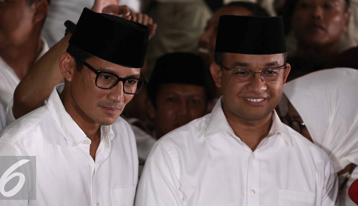 Cagub dan cawagub DKI, Anies Baswedan dan Sandiaga Uno saat memberikan keterangan di DPP Gerindra, Jakarta, Rabu (15/2). Pasangan Calon Anies-Sandi menggelar jumpa pers terkait hasil sementara Pilgub DKI Jakarta. (Liputan6.com/Faizal Fanani)