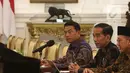 Presiden Joko Widodo berbincang dengan pengurus Lembaga Persahabatan Organisasi Kemasyarakatan Islam (LPOI) di Istana Merdeka, Jakarta, Selasa (22/1). LPOI mendoakan Jokowi kembali terpilih menjadi Presiden Indonesia. (Liputan6.com/Angga Yuniar)