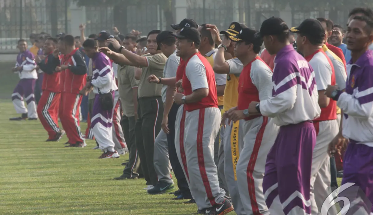 Ratusan anggota gabungan TNI dan Polri bersiap untuk senam bersama di Lapangan Utama Mako Kopassus, Cijantung, Jakarta, Jumat (21/11/2014). (Liputan6.com/Herman Zakharia)
