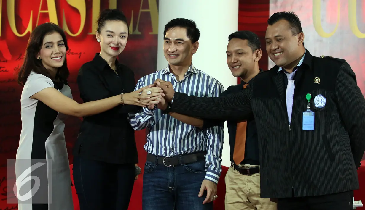 Zaskia Gotik foto bersama usai acara Talk Show Tv Parlemen di Lobi Nusantara IV Parlemen, Jakarta, Kamis (31/3). Zaskia juga meminta maaf kepada DPR, Zaskia sempat menyanyikan lagu Satu Nusa Satu Bangsa dan Bagimu Negeri. (Liputan6.com/Johan Tallo)