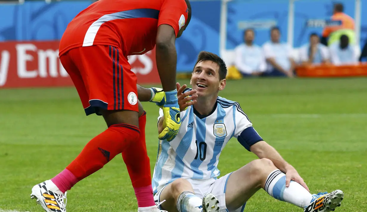 Kapten Timnas Argentina, Lionel Messi (kanan) menerima uluran tangan penjaga gawang Nigeria, Vincent Enyeama, di laga penutup penyisihan Piala Dunia 2014 Grup F di Stadion Beira Rio, Porto Alegre, Brasil, (25/6/2014). (REUTERS/Stefano Rellandini)