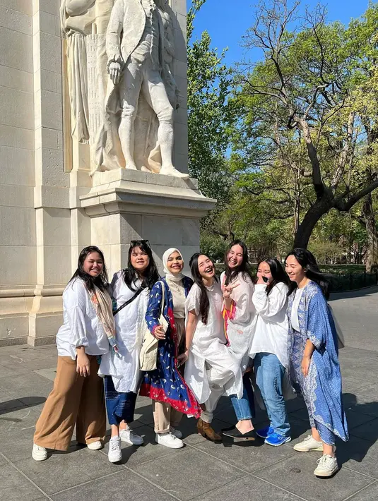 Beby Tsabina tentu tak sendirian, ia bersama beberapa temannya juga tampak berpose bersama dengan pilihan baju Lebaran masing-masing, yang didominasi warna putih. Foto: Instagram.