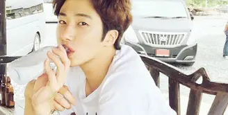 Jung Il Woo memiliki mimpi untuk menjadi seorang tentara, namun mimpi itu sirna lantaran penyakit radang selaput otak yang diidapnya. (Instagram/Jilwww)