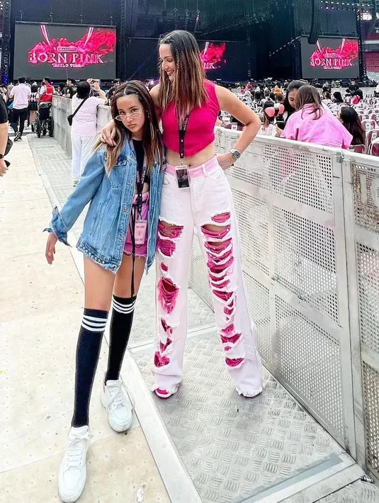 Tak kalah kece dengan sang ibu, Mikhayla tampil kece mengenakan crop top, short pants pink dan jaket jeans. @ramadhaniabakrie.