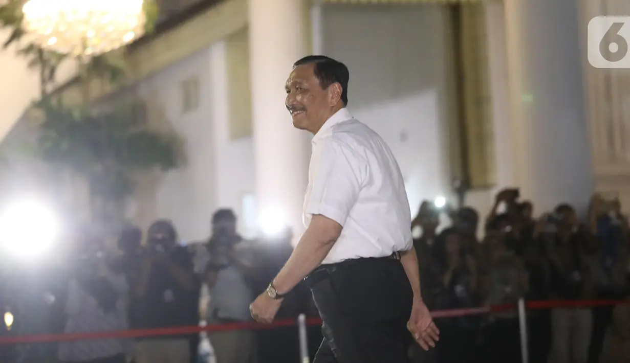 Mantan Menko Kemaritiman Luhut Binsar Panjaitan tiba di Kompleks Istana Kepresidenan di Jakarta, Selasa (22/10/2019). Luhut hadir memenuhi panggilan Presiden Jokowi untuk membahas satu pos menteri Kabinet Kerja periode kedua. (Liputan6.com/Angga Yuniar)