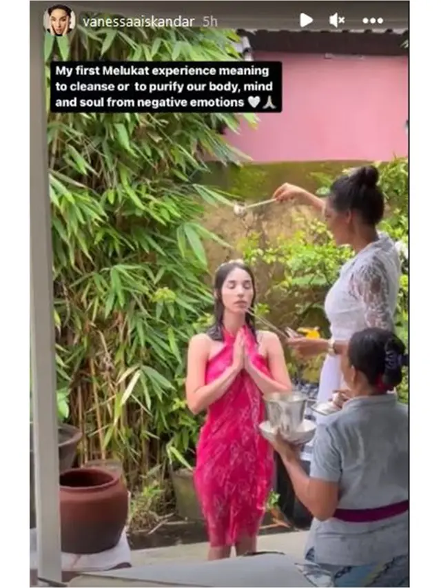 6 Momen Jessica Iskandar dan Keluarga Jalani Melukat, Hargai Budaya Setempat