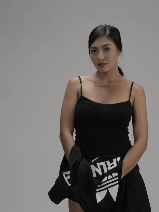 Kini Venilia Agik sudah menjadi salah satu sportscaster papan atas karena memiliki jam terbang yang tinggi. (Bola.com/Vitalis Yogi Trisna)