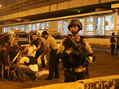 Sejumlah polisi berjaga di sekitar Terminal Kampung Melayu, Jakarta, Rabu (24/5). Polisi dari Polres Jakarta Timur dan Gegana Polda Metro Jaya tengah menyusuri lokasi ledakan. (Liputan6.com/Angga Yuniar)