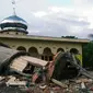 Sebuah menara masjid roboh menyusul gempa 6,4 SR yang mengguncang Kabupaten Pidie Jaya, Aceh, Rabu (7/12). Empat orang dikabarkan meninggal dunia dan sekitar 30 warga mengalami luka-luka akibat tertimpa bangunan roboh. (Zian Muttaqien/AFP)