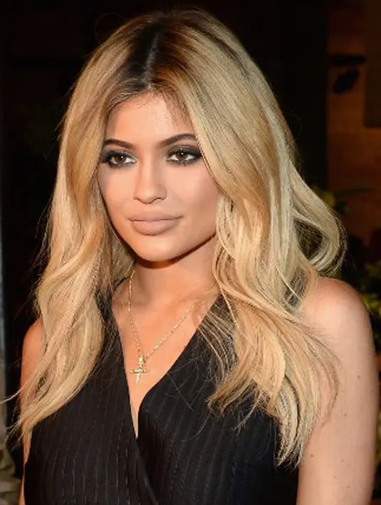 Seperti yang diwartakan US Magazine bahwa Kylie Jenner telah melakukan filler bibir sejak dirinya berusia 16 tahun. Kabarnya, Kylie melakukan filler lantaran diejek oleh salah satu teman laki-lakinya saat itu. (Instagram/Ben Gabbe)