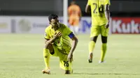 Penyerang Barito Putra, Rizky Pora, melakukan selebrasi usai mencetak gol ke gawang PSIS Semarang pada laga Piala Menpora 2021 di Stadion Manahan, Solo, Minggu (21/3/2021). Kedua tim bermain imbang 3-3. (Bola.com/M Iqbal Ichsan)