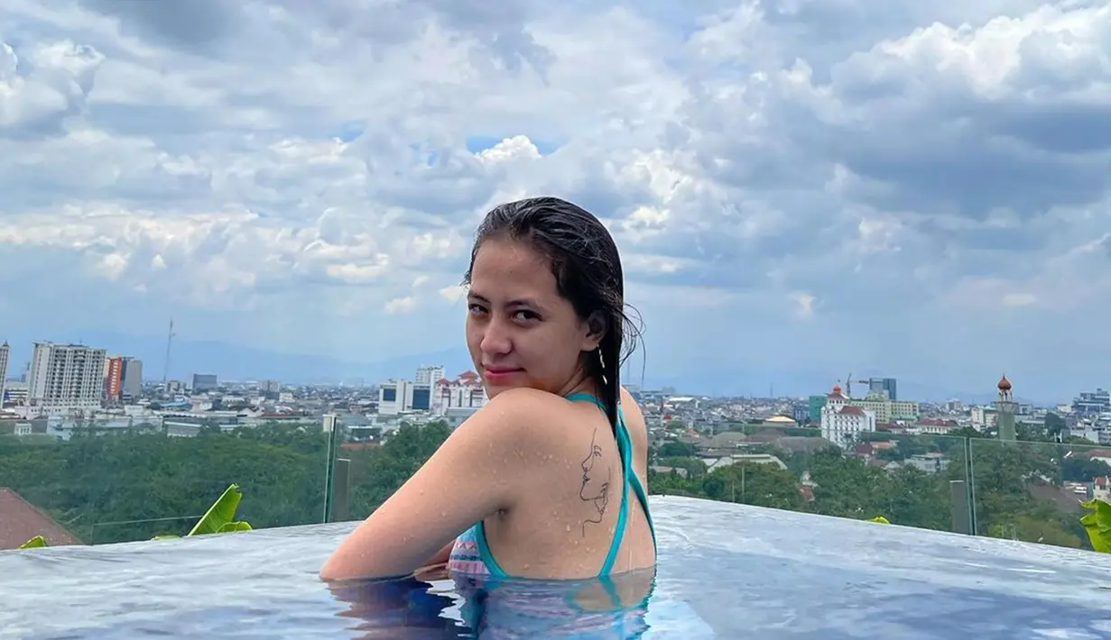 Perempuan kelahiran 21 Juni 2003 ini menghabiskan waktu santainya dengan berenang. Momen Zara berenang di kolam renang ini sukses curi perhatian. Banyak warganet gagal fokus dengan Zara saat berenang. Terlebih, ketika Zara memperlihatkan tato di punggungnya. (Liputan6.com/IG/@zaraadhsty)