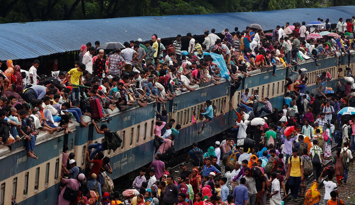 Sejumlah orang berebut masuk dan menaiki kereta di sebuah stasiun, Dhaka, Bangladesh, (5/7).Mudik ke kampung halaman setiap Hari Raya Idul Fitri menjadi tradisi warga muslim di Bangladesh. (REUTERS / Adnan Abidi)