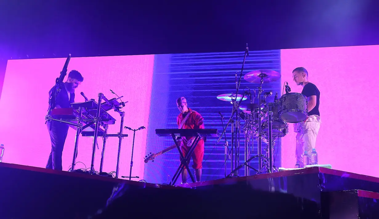 Clean Bandit menutup apik kemeriahan konser mereka dengan menyanyikan tembang Rather Be. (Deki Prayoga/Bintang.com)