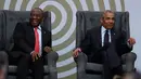 Mantan presiden AS Barack Obama (kanan) bersama Presiden Afrika Selatan Cyril Ramaphosa (kiri) saat mengisi Kuliah Tahunan Nelson Mandela ke-16 di Wanderers Stadium, Johannesburg, Afrika Selatan, Selasa (17/7). (AP Photo/Themba Hadebe)