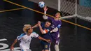 Pemain Fury Squad, Falcao (tengah) berduel udara dengan pemain dan kiper Lynx Hunters, King Polo dan Saka dalam laga perebutan peringkat ketiga Futsal X Series 2 yang berlangsung di GOR UNJ, Rawamangun, Jakarta, Minggu (18/01/2026). (Bola.com/Bagaskara Lazuardi)