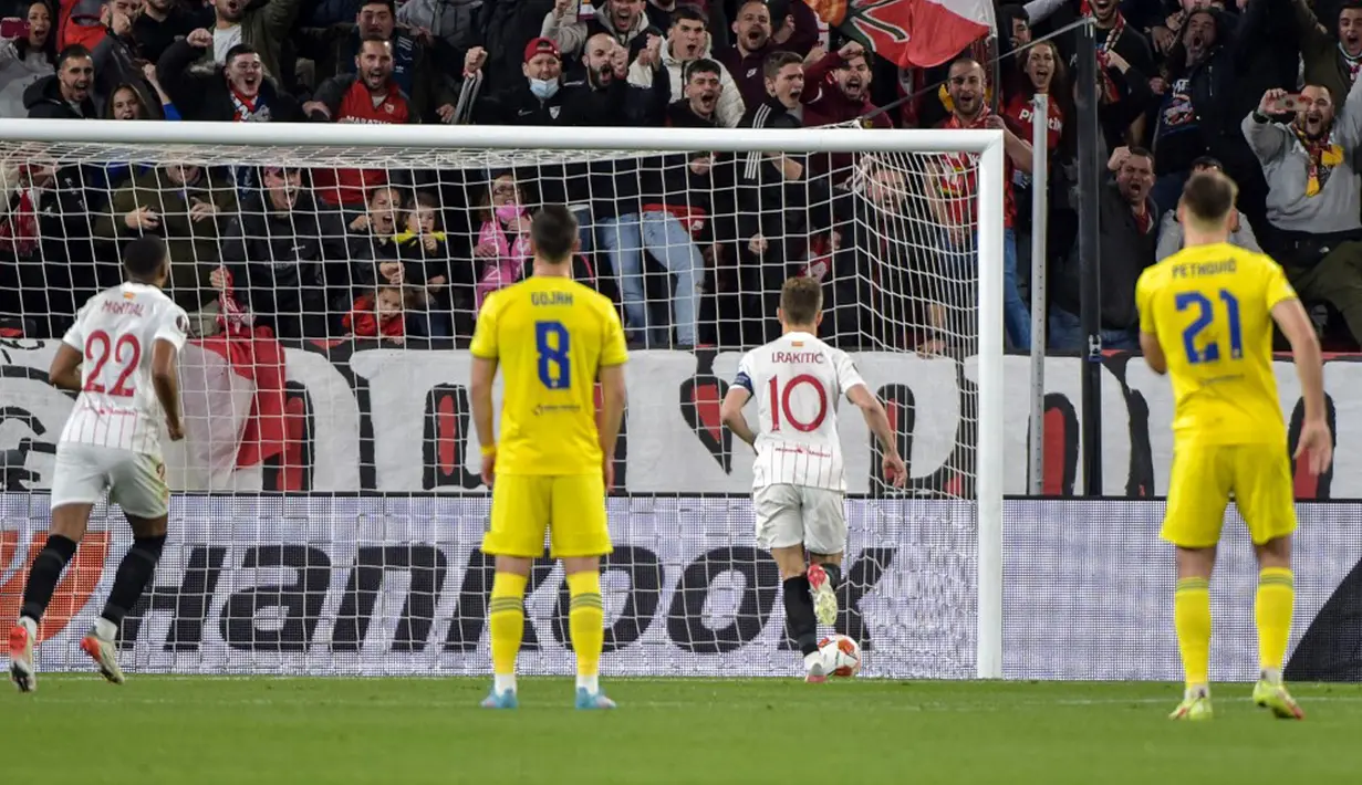 Pemain Sevilla Ivan Rakitic (kedua kanan) mencetak gol ke gawang Dinamo Zagreb pada pertandingan sepak bola Liga Europa di Stadion Ramon Sanchez Pizjuan, Seville, Spanyol, 17 Februari 2022. Sevilla menang 3-1. (CRISTINA QUICLER/AFP)