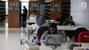 Pengunjung beraktivitas di Perpustakaan Nasional RI di Jakarta, Senin (6/11). Perpustakaan Nasional RI ini telah dibuka untuk publik sejak tanggal 6 Oktober 2017. (Liputan6.com/Faizal Fanani)