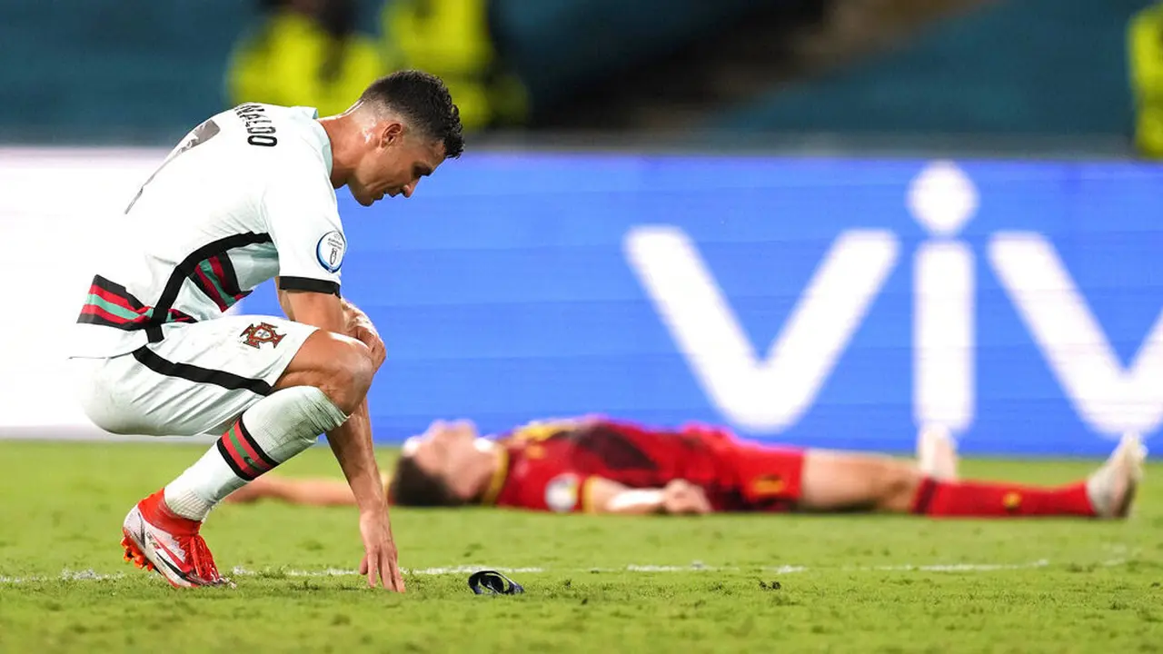 Foto Piala Eropa: Kecewa Berat Portugal Tersingkir dari Euro 2020, Cristiano Ronaldo Banting Ban Kapten
