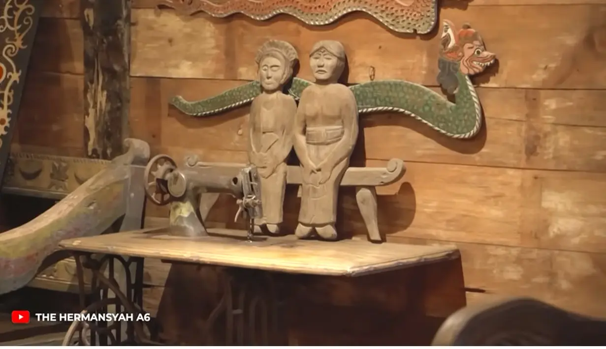 Seperti diketahui, Ahmad Dhani salah satu selebriti yang gemar dengan barang-barang kuno. Bahkan, diluar masih banyak parabot hingga lukisan yang masih belum terpasang. [Youtube/The Hermansyah A6]