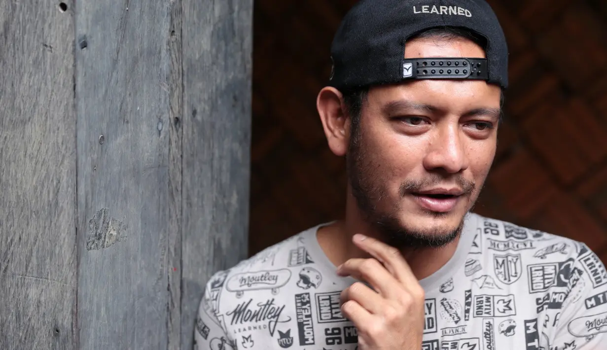 "NTRL baru recording album ke 13. Karena anniversary NTRL ke-25 tahun, kemungkinan ada 25 lagu. Remake lagu-lagu lama ada beberapa, ada beberapa lagu baru juga," ucap Eno di kawasan Kemang, Jakarta Selatan, Rabu (24/1/2018). (Adrian Putra/Bintang.com)