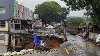 Separuh ruas jalan yang menghubungkan Bogor-Sukabumi ambles sedalam kurang lebih 25 meter di Desa Bitungsari, Kecamatan Ciawi, Kabupaten Bogor, pada 24 Februari 2023. (Foto:Liputan6/Achmad Sudarno)