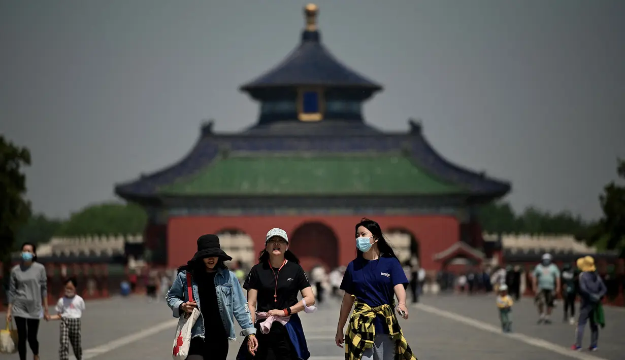 <p>Orang-orang mengunjungi Kuil Surga saat liburan Hari Buruh di Beijing, China, 2 Mei 2022. Hari Buruh pada umumnya dirayakan pada tanggal 1 Mei, dan dikenal dengan sebutan May Day. (Noel Celis/AFP)</p>
