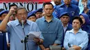 Ketua Umum Partai Demokrat Susilo Bambang Yudhoyono (SBY) memberikan keterangan pers di DPP Partai Demokrat, Jakarta, Selasa (6/2). SBY didampingi jajaran pengurus Partai Demokrat. (Liputan6.com/JohanTallo)