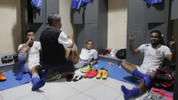 Kapten Persib, Atep, dipijat saat bersiap di ruang ganti sebelum laga leg kedua semi final Piala Presiden melawan Naga Mekes di Stadion Si Jalak Harupat, Bandung, Sabtu (10/10/2015). (Bola.com/Vitalis Yogi Trisna)