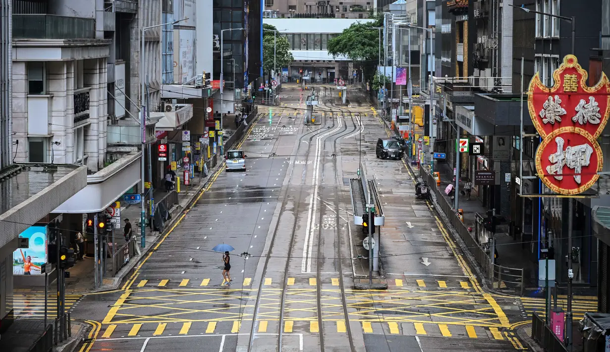 Topan Wipha terletak sekitar 60 kilometer di tenggara Hong Kong pada pukul 10.00 pagi waktu setempat. Gelombang besar terpantau di lepas pantai timur Hong Kong. (Peter PARKS/AFP)
