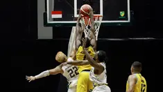 Dewa United Surabaya berhasil memetik kemenangan kedua di IBL 2022 usai menang tipis 66-64 atas Satya Wacana Salatiga di Hall Basket GBK, Jakarta, Selasa (18/1/2022). Sehari sebelumnya Dewa United Surabaya juga menang atas Bima Perkasa Jogja di laga perdana. (Bola.com/M Iqbal Ichsan)