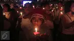 Seorang bocah laki -laki membawa lilin saat mengikuti perayaan Natal Gereja Tiberias di GBK, Jakarat, (5/12). Perayaan tema"Semua yang menerimanya, Diberinya kuasa untuk menjadi anak-anak Allah (Yohanes 1:12)".(Liputan6.com/Angga Yuniar)
