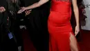 Model Adriana Lima saat tiba di Cipriani Wall Street, New York, untuk menghadiri amfAR New York Gala 2016, Rabu (10/2). Supermodel papan atas itu tampil menggoda dengan gaun merah. (REUTERS/Andrew Kelly)