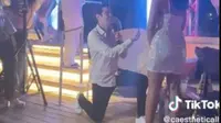 Viral Pria Melamar Kekasihnya di Malam Tahun Baru Berakhir dengan Canggung
