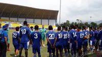 Pelatih Persib, Miljan Radovic, saat memberi pengarahan seusai latihan di SPOrT Arcamanik, Bandung. (Bola.com/Erwin Snaz)