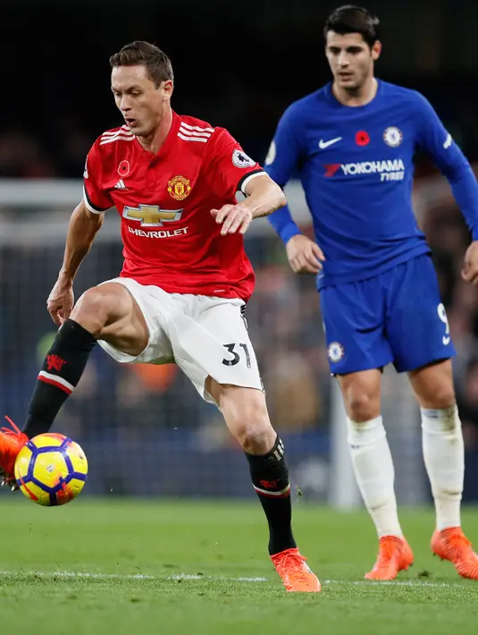 Gelandang MU, Nemanja Mati berusaha mengontrol bola dari Penyerang Chelsea, Alvaro Morata saat bertanding pada lanjutan Liga Inggris di Stamford Bridge di London (5/11). Chelsea Menang tipis atas MU 1-0. (AP Photo/Kirsty Wigglesworth)