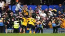 <p>Pemain Wolverhampton Wanderers Conor Coady (ditutupi oleh rekan satu timnya) merayakan setelah mencetak gol ke gawang Chelsea pada pertandingan sepak bola Liga Inggris di Stadion Stamford Bridge, London, Inggris, 7 Mei 2022. Pertandingan berakhir 2-2. (AP Photo/Frank Augstein)</p>