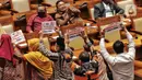 Anggota Fraksi PKS memegang poster bertuliskan “Tolak Kenaikan Harga BBM” saat walkout dari Rapat Paripurna ke-4 masa persidangan I tahun 2022-2023 di Kompleks Parlemen, Senayan, Jakarta, Selasa (6/9/2022). Seluruh pimpinan dan anggota Fraksi PKS tampak ramai-ramai meninggalkan kursinya. (Liputan6.com/Angga Yuniar)