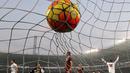 Gol pemain Roma, Miralem Pjanic, ke gawang Torino dalam lanjutan Serie A di Stadion Olimpico, (5/12/2015). (AFP/Marco Bertorello)