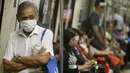 Warga memakai masker saat berada di dalam kereta api, Singapura (25/9/2015). Menurut Badan Lingkungan Nasional Singapura kabut Polutan Standar Indeks (PSI) mencapai tinggi 341 pada hari Jumat. (REUTERS/Edgar Su)