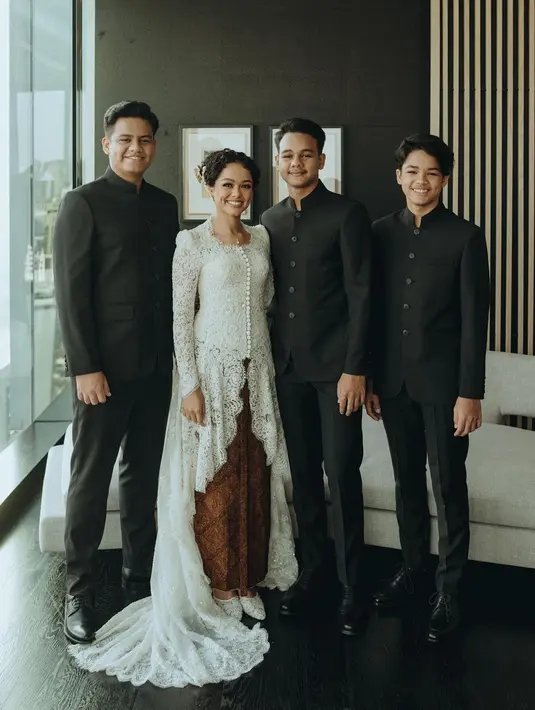 Mutiara juga merupakan anak perempuan satu-satunya dari 4 bersaudara. Di foto ini terlihat ia berfoto di tengah ketiga adik laki-lakinya. [Foto: Instagram/mutiarabaswedan]