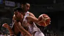 Pemain Pelita Jaya, Ponsianus Indrawan mencoba melewati adangan pemain Satria Muda, Ronaldo Sitepu pada laga Perbasi Cup 2017 di Sports Mall, Kelapa Gading, Jakarta, (10/11/2017). Pelita Jaya menang 82-77.  (Bola.com/Nick Hanoatubun)
