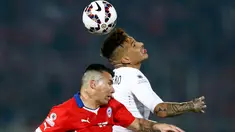 Duel panas terjadi antara Chili melawan Peru pada pertandingan semifinal Copa Amerika 2015 di National Stadium, Santiago, Chili, (29/6/2015). Chili melaju ke final usai mengalahkan Peru 2-1. (REUTERS/Marcos Brindicci)