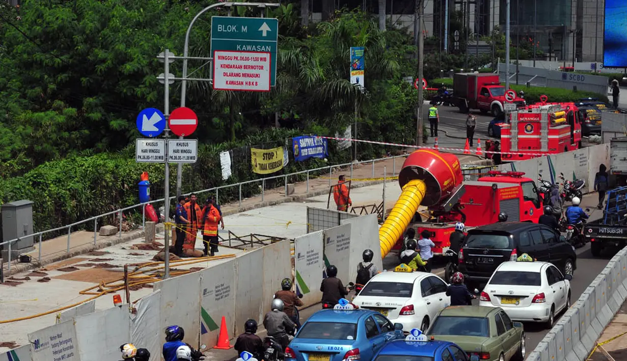 Kebocoran pipa gas di kawasan SCBD mengakibatkan jalan di sekitar Jenderal Sudirman macet total, Jakarta, Kamis, (17/7/14) (Liputan6.com / Johan Tallo)