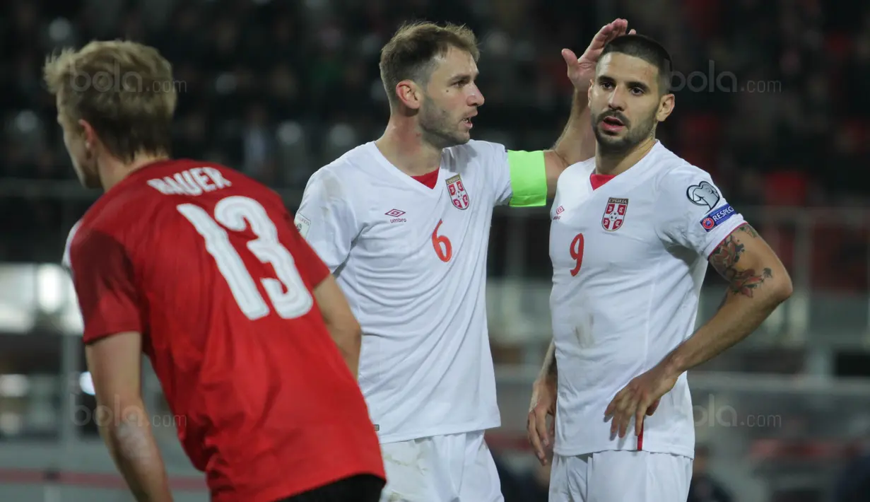 Kapten Serbia, Branislav Ivanovic, menghibur rekannya saat melawan Austria pada laga kualifikasi Piala Dunia 2018 di Stadion Ernst Happe, Wina, Jumat (6/10/2017). Austria menang 3-2 atas Serbia. (Bola.com/Reza Khomaini)