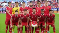 Para pemain starting XI Timnas Indonesia berfoto bersama sebelum menghadapi Jepang pada laga ketiga Grup D Piala Asia 2024 di Al-Thumama Stadium, Doha, Qatar, Rabu (24/1/2024) malam WIB. (AFP/Giuseppe Cacace)